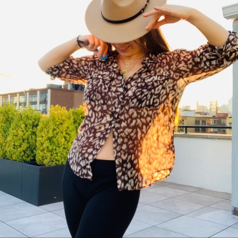 EllenTracy Light Leopard Animal Print Blouse Shirt